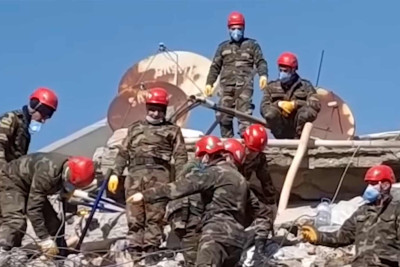 Azərbaycan xilasediciləri Türkiyədə dağıntılar altından 45 nəfəri sağ çıxarıblar