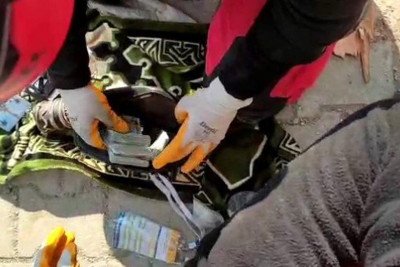 Hatayda dağıntılar altından tapılan 30 500 dollar pul polisə təhvil verilib