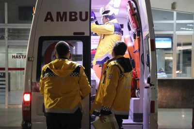 Türkiyədə zəlzələ bölgəsinə yardım daşıyan mikroavtobus və yük avtomobili toqquşub