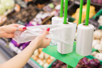 Bakıda marketlərdə alıcılara verilən polietilen torbalar ödənişli ola bilər