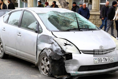 Bakıda "Toyota Prius" aşıb, zəncirvari qəza olub