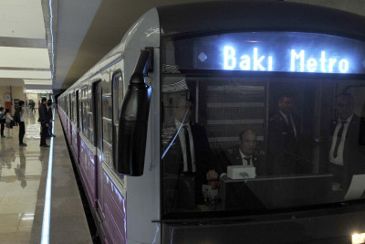 Bakıda sərnişin metronun stansiya yoluna düşüb