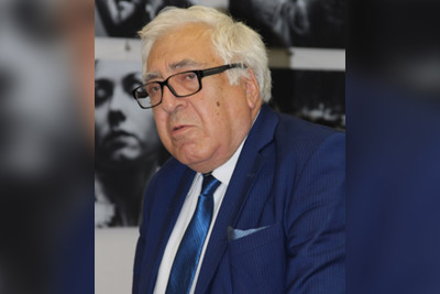 Prezident yazıçı Anarı təltif edib