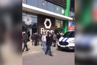 "Bravo" da silahlı atışma olub, hücum anının görüntüləri yayılıb - VİDEO- YENİLƏNİB