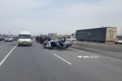 Ucarda avtomobil su arxına aşıb, 7 nəfər xəsarət alıb