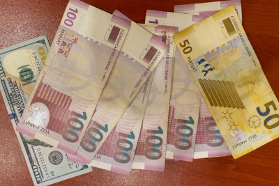 Bakıda bankomatdan pul çıxaran qadınları izləyərək soyğunçuluq edən şəxs saxlanılıb