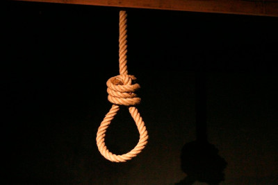 İsmayıllıda yaşlı qadın özünü asıb