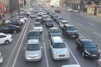Bakının bir sıra yollarında tıxac yaranıb - SİYAHI