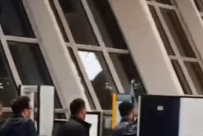 Gənclər və idman naziri Fərid Qayıbov hava limanında növbə gözləyib - VİDEO