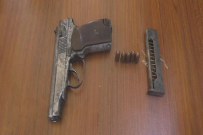 Mingəçevirdə üzərində “Makarov” gəzdirən və orta məktəbdən oğurluq edən şəxslər saxlanılıblar