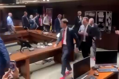 Kanadada kişi deputatlar dikdaban ayaqqabı geyiniblər - VİDEO