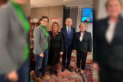 Ərdoğanın rəqibinin namaz xalçasında çəkdirdiyi fotosu müzakirələrə səbəb oldu