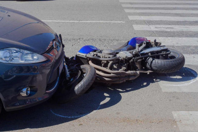 Şamaxıda avtomobillə motosiklet toqquşub, xəsarət alan var