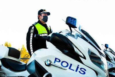 Maşının kapotunu açaraq cərimədən yayınan sürücülər 500 manatdan 800 manatadək cərimə edilə bilərlər