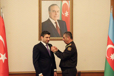 Zakir Həsənov Selçuk Bayraktarı medalla təltif edib
