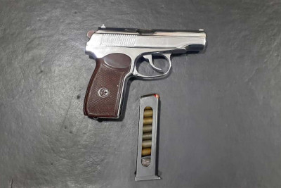 Üzərində “Makarov” gəzdirən və narkotik satan şəxslər saxlanılıblar