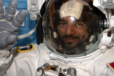 Ərəb kosmonavtın açıq kosmosa çıxışı tarixə düşüb