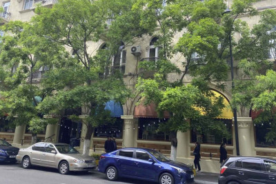 Bakıda tarixi binanı rəngləyiblər