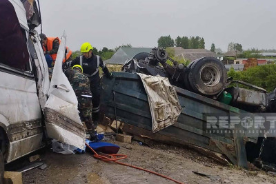 Kürdəmirdə mikroavtobus daşla dolu "KamAZ"a çarpılıb, 2 nəfər ölüb - ADLAR - YENİLƏNİB