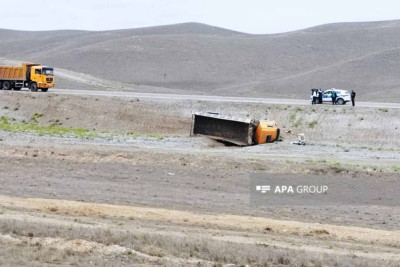 “Shacman” markalı yük maşını idarəetmədən çıxaraq yolun kənarına aşıb