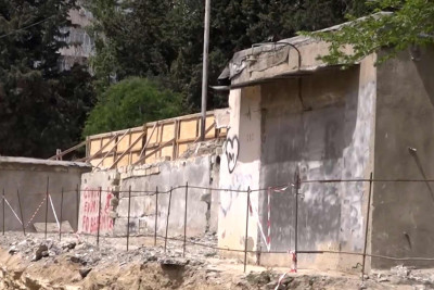 Məhkəmə qərarını heçə sayan biznesmenin oğlunu qarajda kilidlədilər - VİDEO