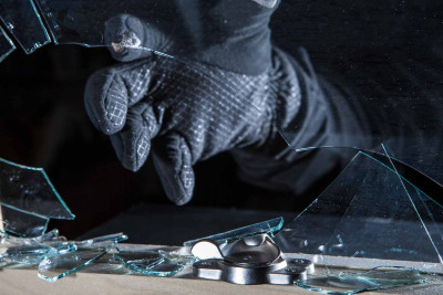Masazırda evdən 30 min manat oğurlanıb