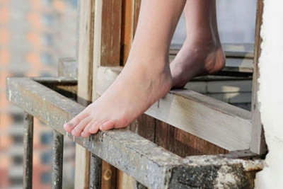 11 yaşlı uşaq özünü binadan atıb