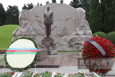 Azərbaycan xalqı səhər saatlarından Heydər Əliyevin məzarını ziyarət edir