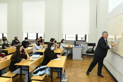 Emin Əmrullayev tələbələrin köçürülməsindən danışıb