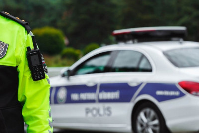Hacıqabulda polisin saxladığı avtomobildə narkotik və beşbarmaq aşkarlanıb