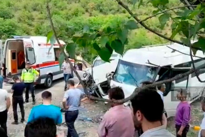 Qəbələdə mikroavtobusla minik avtomobili toqquşub - VİDEO