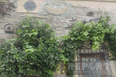 İçərişəhərdə divara quraşdırılmış daş yumruq götürülüb