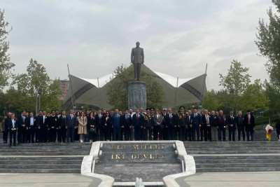 Heydər Əliyevin Ankaradakı abidəsi ziyarət olunub