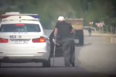 Polis fiziki məhdudiyyətli insana yardım edib