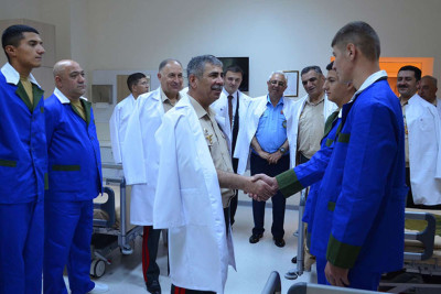 Zakir Həsənov hərbi hospitalı ziyarət edib - VİDEO