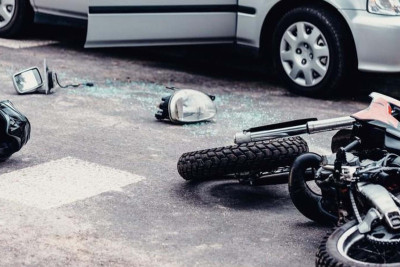 Neftçalada avtomobil motosikletlə toqquşub, iki nəfər ölüb