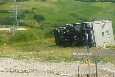 Xocalıda yük maşını aşıb
