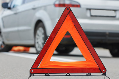 Bakıda avtomobil yol ayırıcısına çarpılıb, sürücü ölüb
