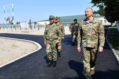Prezident Müdafiə Nazirliyinin komando hərbi hissələrinin birində yaradılan şəraitlə tanış olub