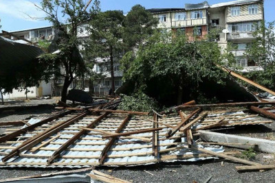 Şəkidə güclü külək binanın dam örtüyünü qoparıb, 5 avtomobilə ziyan dəyib