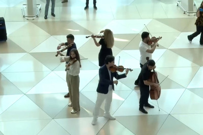 Mülki Aviasiyanın yaranmasının 85 illiyində fləşmob keçirilib