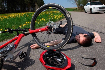 Salyanda avtomobil velosipedçini vuraraq öldürüb