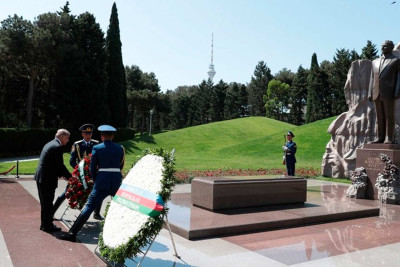 Pakistanın Baş naziri Heydər Əliyevin məzarını və Şəhidlər xiyabanını ziyarət edib