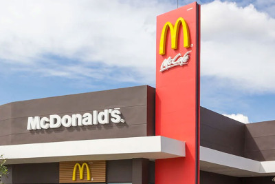 “McDonalds”da bir nəfər monitoru sındırıb