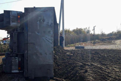 Qaxda "KamAZ" aşıb, sürücü xəsarət alıb
