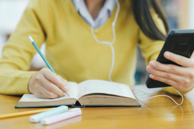 III ixtisas qrupunun imtahanında 2 nəfərdə telefon tapılıb