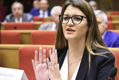 Şəkli “Playboy”un üz qabığında sərgilənən Fransanın dövlət katibi işdən çıxarılıb - FOTO