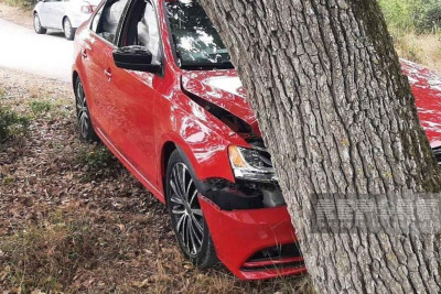 Nabranda “Volkswagen” ağaca çarpılıb - FOTO