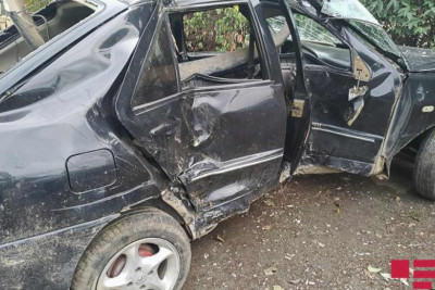 Qaxda avtomobil ağaca çarpılıb: ata və 3 qızı xəsarət alıblar