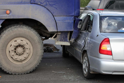 Şabranda “Mercedes” yük avtomobili ilə toqquşub